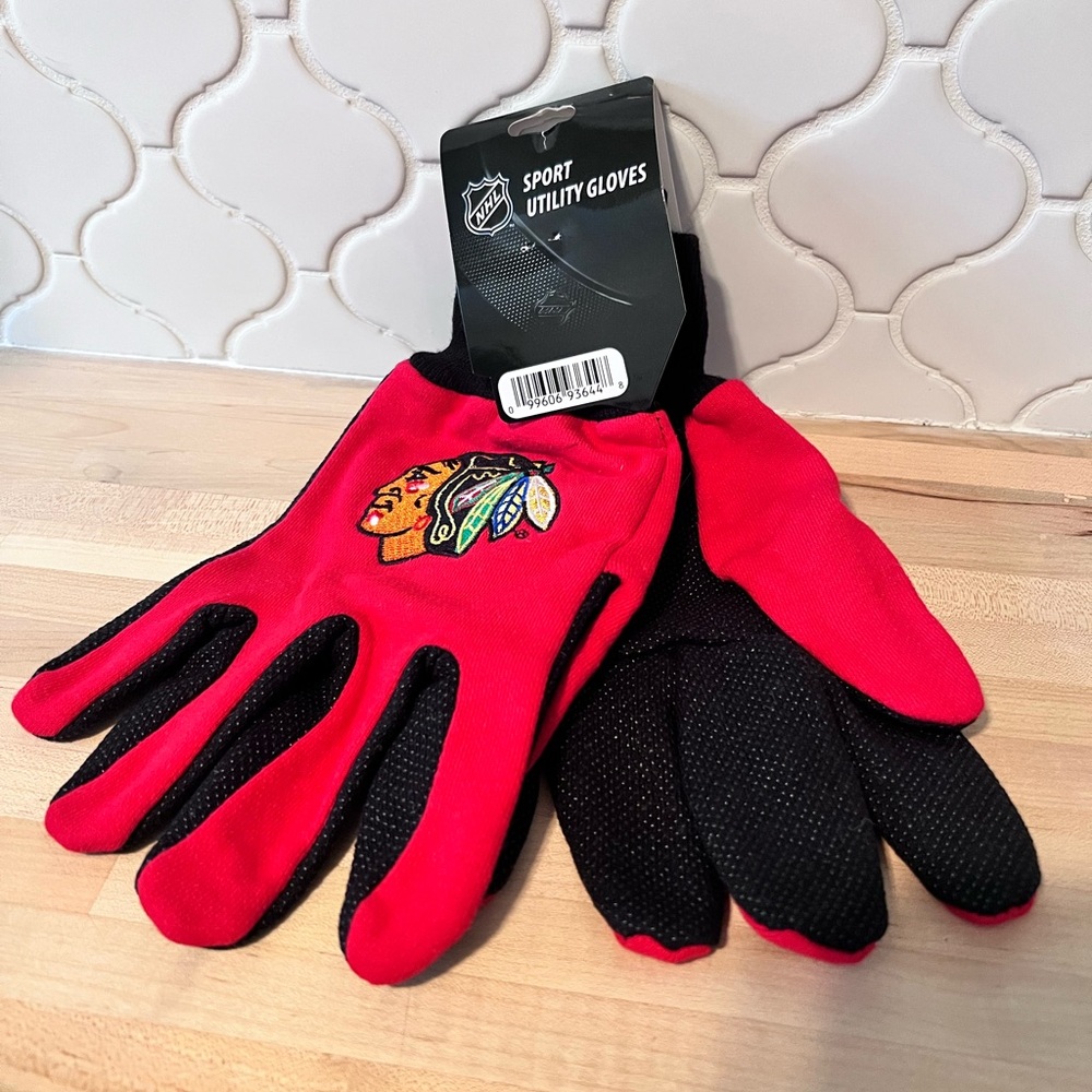 Brand New Chicago Blackhawks Men’s Size Utility Gloves
